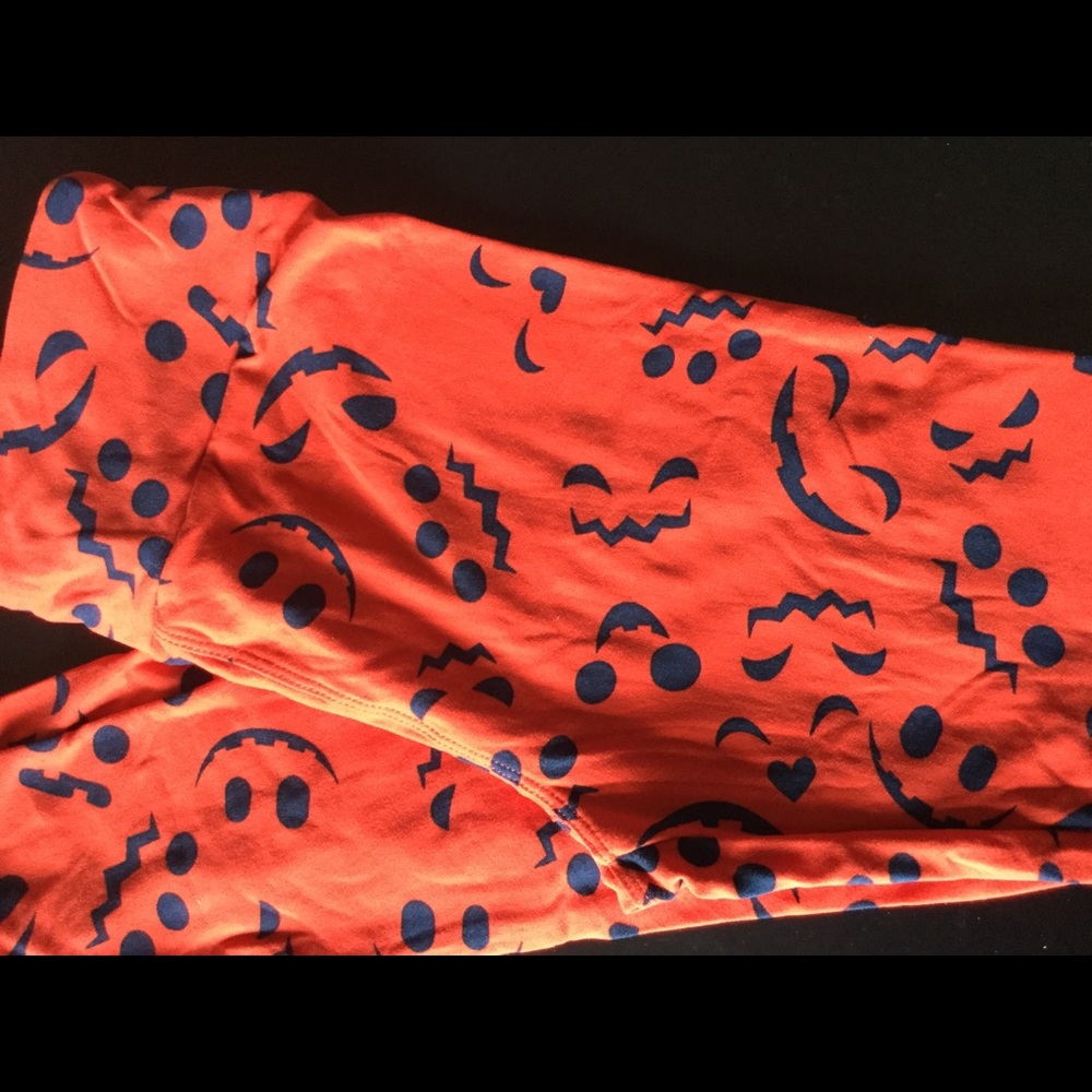 Lularoe OS Halloween leggings.